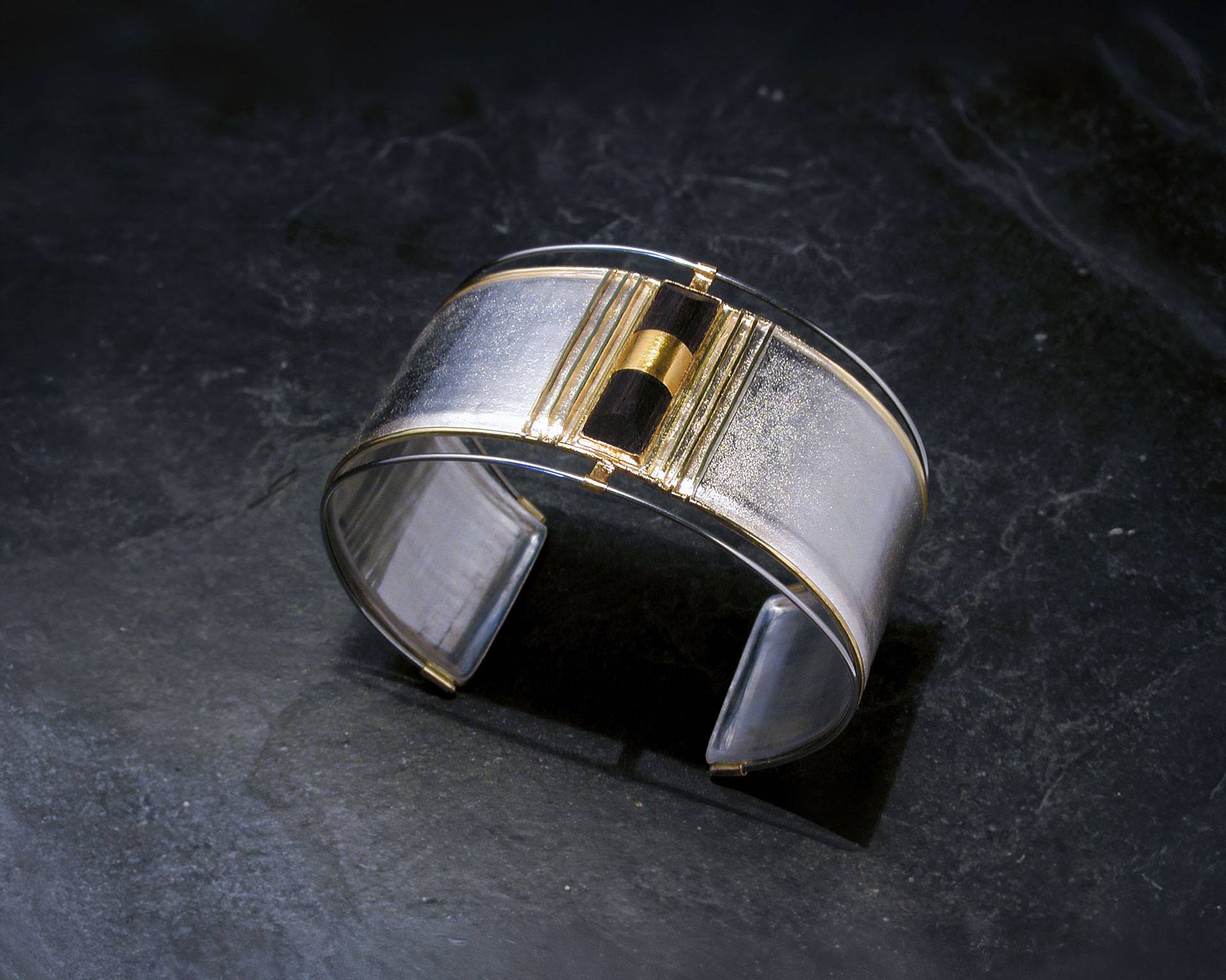 Armspange-silber-Ebenholz2_web_4zu5