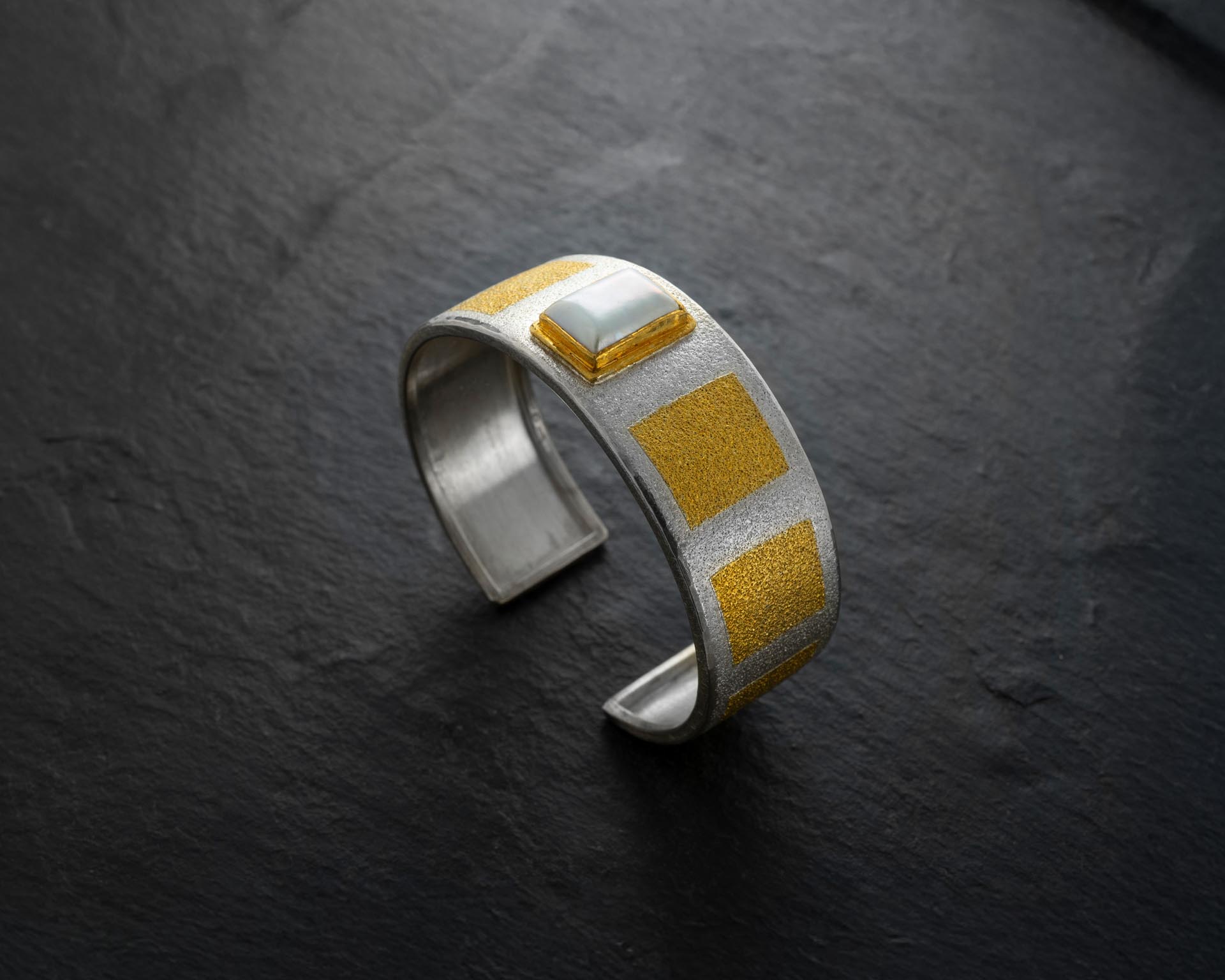 Gabriela-Glauner_Armspange_Silber_Feingold_Mabeperle