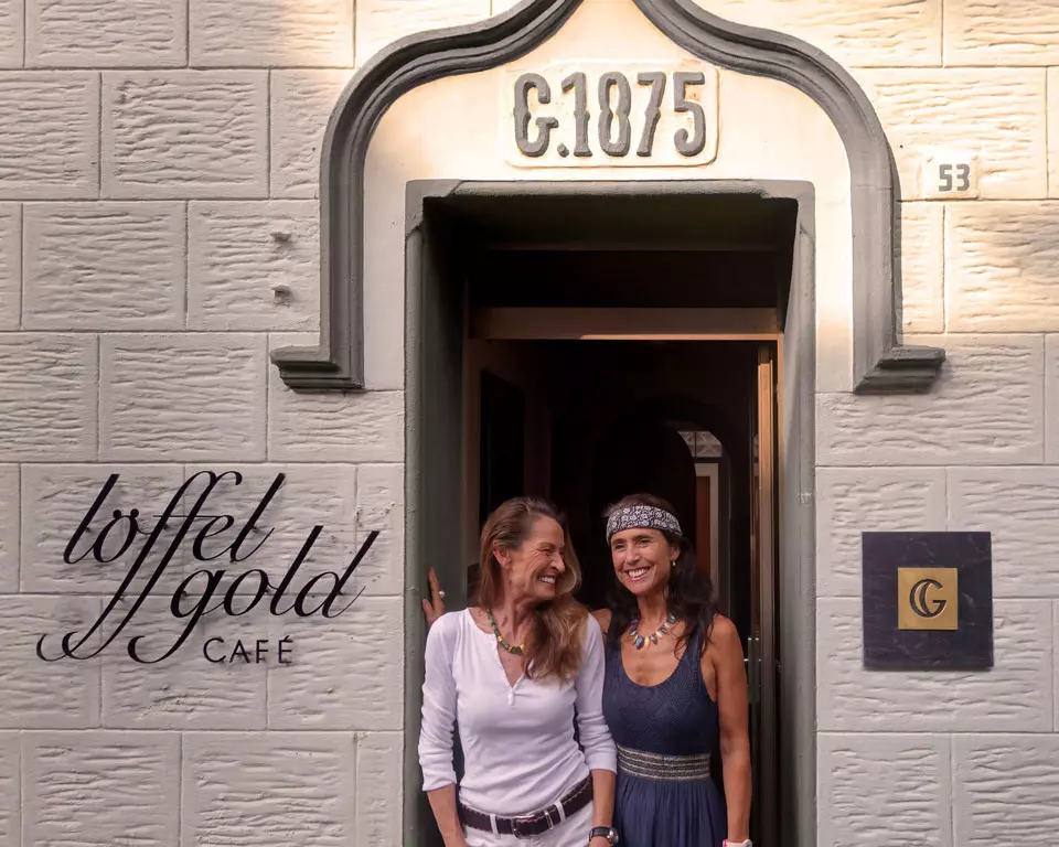 Ute Dormis — Inhaberin Café Löffelgold und die Goldschmiedin Gabriela Glauner in Meerbusch Lank bei Düsseldorf
